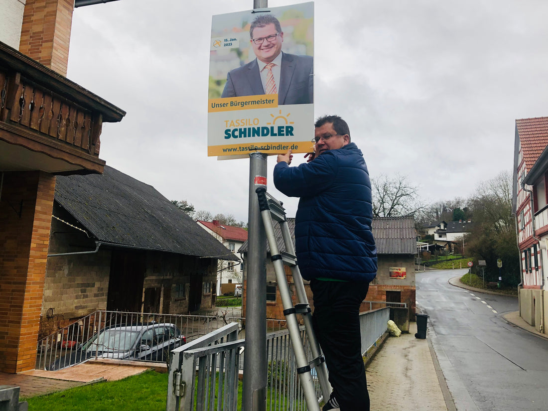 Die Plakate hängen!